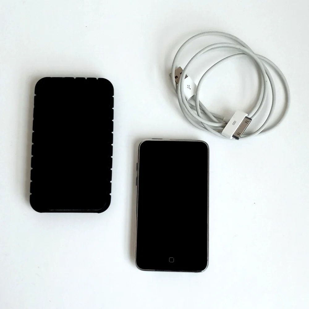 32G iPod Touch With Black Protective Case for iPod Touch And Charger